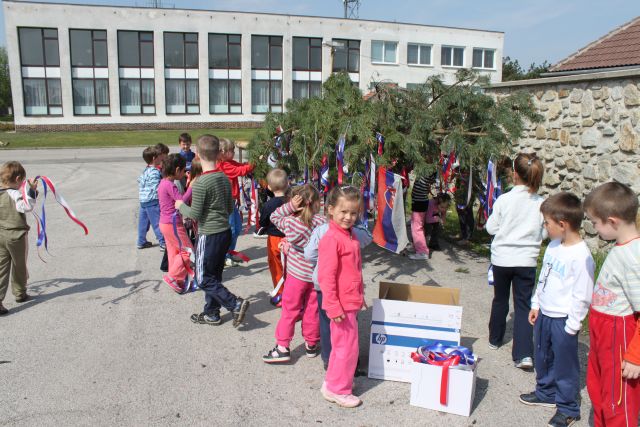 Fotogaléria 2011_05_29 Zdobenie máje (5) 2011_05_29 Zdobenie máje