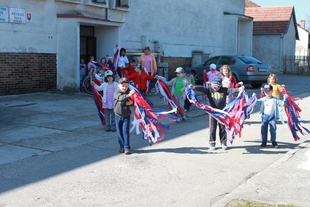 Fotogaléria 2010_04_28- MŠ zdobenie máje (16) 2010_04_28- MŠ zdobenie máje